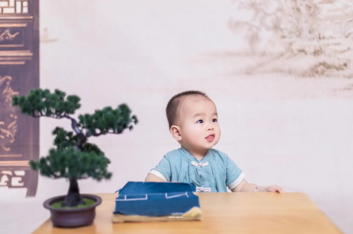 固安怀孕肚子中间凹两边凸